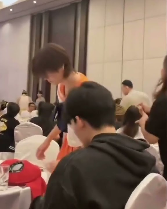 Giving his phone to Pond, such boyfriends coded ☺️ finally got to see them in 1 frame 😍 #pondphuwin