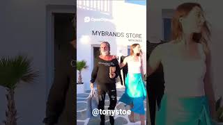 O Coroa Dos Bilhões Presentando Sua Dama Top