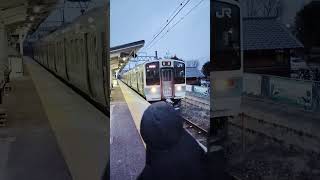 JR東日本長野支社の大糸線の豊科駅から普通列車松本行きが発車する。Suicaペンギンが発車を見送る