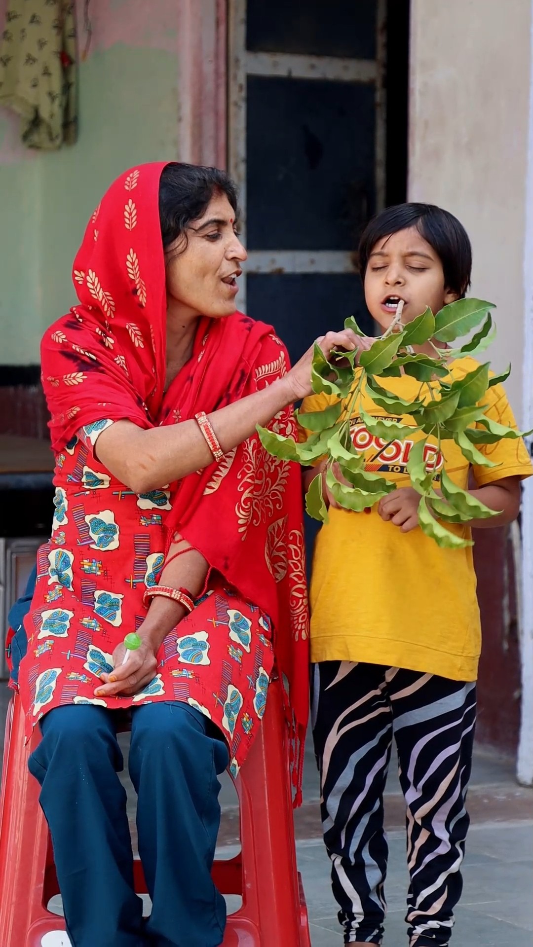Mummy ne mansi ko ye kya khila diya #shorts #funny #maa #prank