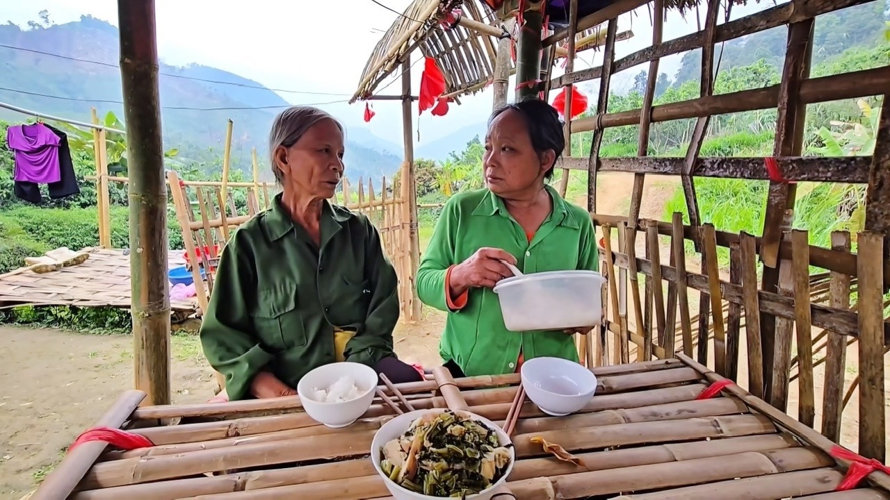 Когда старушка отказалась дать ей денег, мать Динь пригрозила ей.