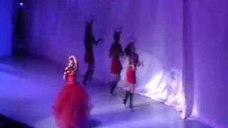 Mariah Carey GRAND ENTRANCE AT MADISON SQUARE GARDENS 2010 (GREAT PICTURE AND SOUND)