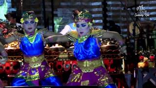 tari gopale yang di iringi oleh gambelan jegog