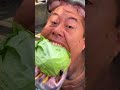 【爆笑】スイカを丸ごと一撃で粉砕するカバ www 😂😂