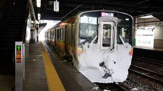 E129系 A30編成 雪の越後湯沢駅を発車