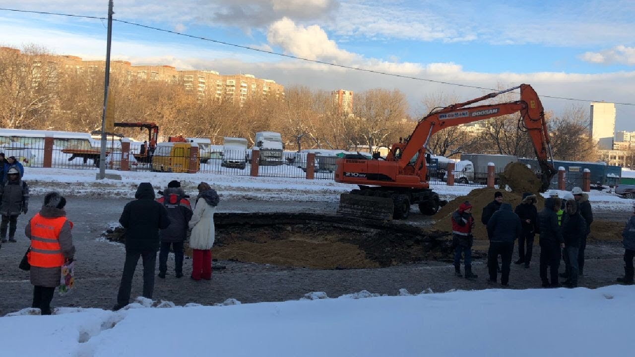 На Ферганской улице в Москве провалился грунт / LIVE 15.01.19