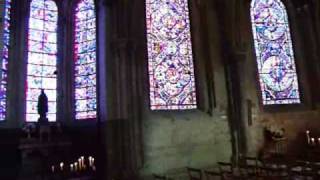 ブールジュ大聖堂の内部とステンドグラス