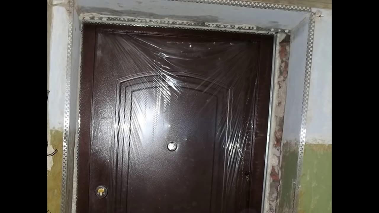 Входная дверь после монтажа. Штукатурка откосов входной двери. Шпаклевка откосов входной двери. Откосы у двери заделать. Дверной проем после установки двери