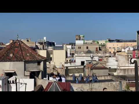 მონაზვნები ეკლესიის სახურავზე