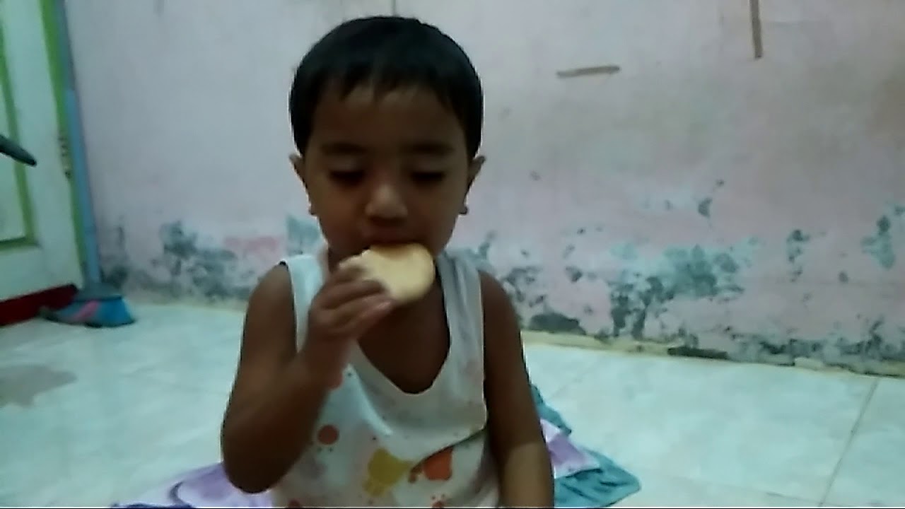  Bayi  makan  sambil  tidur YouTube