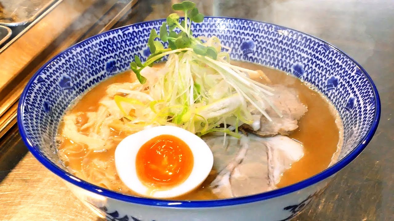 Процесс приготовления куриного пайтан-рамэна в Саппоро / изысканной еды Хоккайдо
