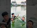Trẻ trâu thả diều nhầm ao cá sấu chạy mất cả dép !