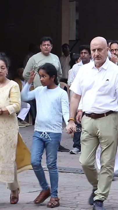Anupam Kher holds Daughter Hands at Late Satish Kaushik's Prayer Meet #satishkaushik #prayer