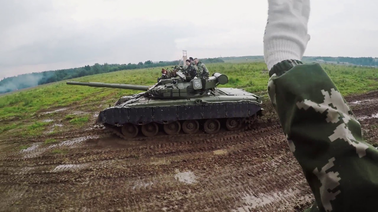 video Conducir un tanque en Moscú