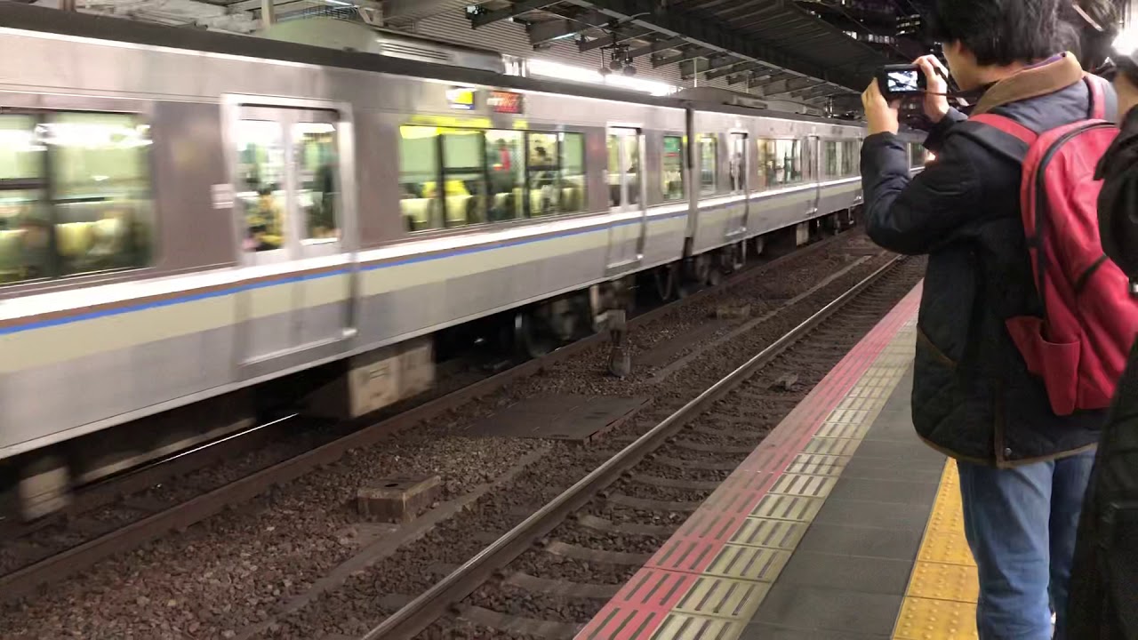 JR西日本 らくらくはりま 大阪駅 入線 - YouTube