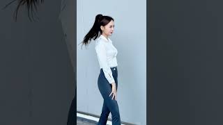 @小龙鼠 #Stunning body #Attractive #Charming woman #Professional attire #Sly mouse