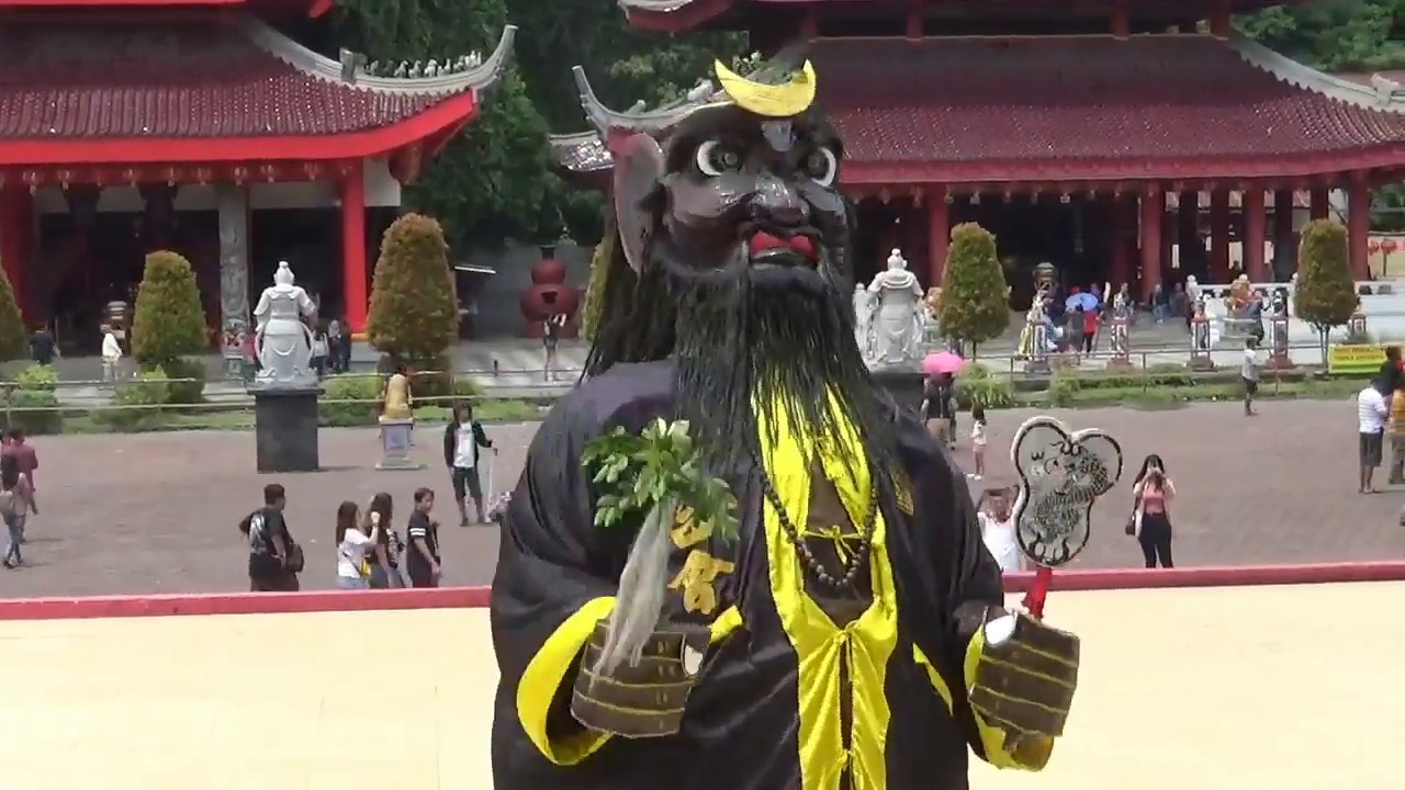 Keren Atraksi Boneka Gendawangan Raksasa Dan Geksay Di Kuil Sampokong