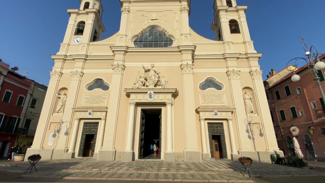 Walk through the streets and promenade of Pietra Ligure in winter.