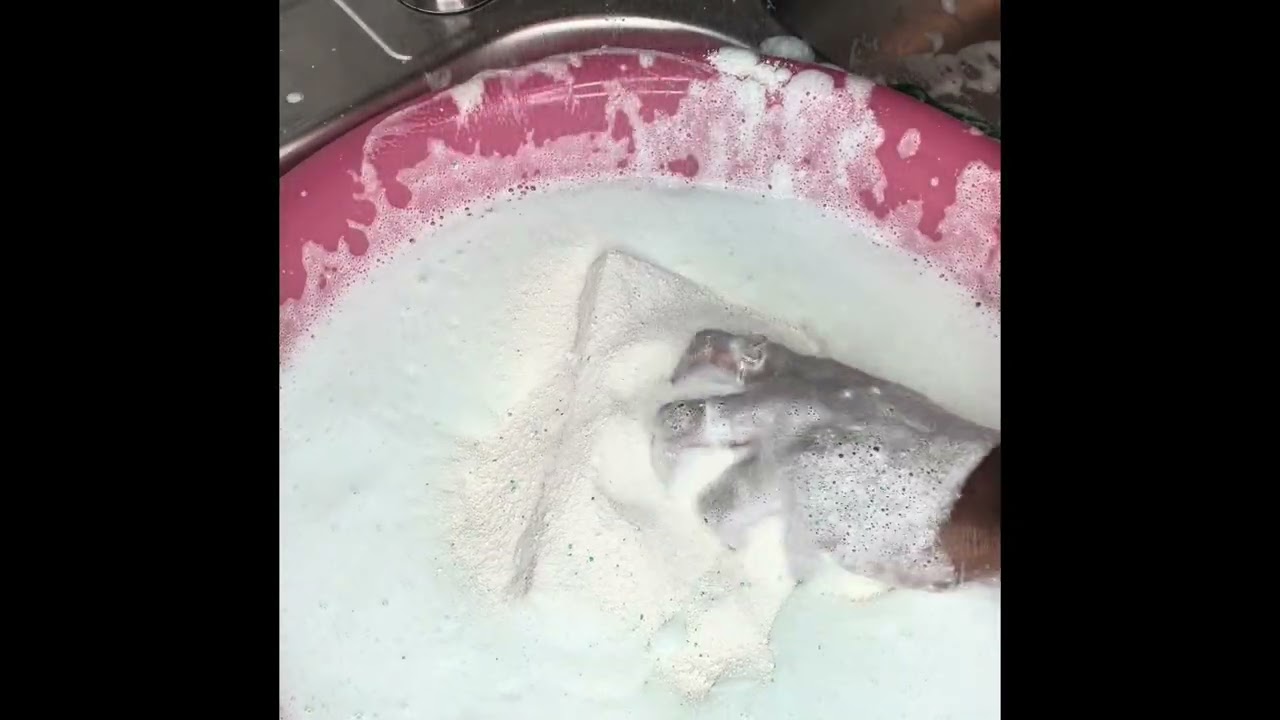 Powder Play ASMR #cleantok #laundrydetergent #spongerinse #oddlysatisfying #powderlaundrydetergent 