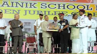 Sainik School Bijapur- GJ, Col R Balaji felicitating Shri Pranab Mukherjee,President of India