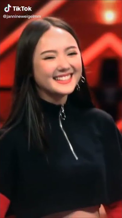 Jannine Weigel💙 Ploychompoo💜 Thai Singer 💚
