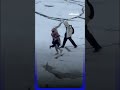 مشهد يحبس الأنفاس زوجان روسيان يصطحبان طفلهما في نزهة فوق نهر نيفا الجليدي المتشقق