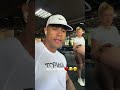 Leo Santana treina perna e visita obra
