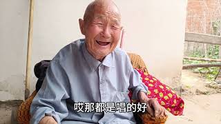 晚上做菜馍，老爹一高兴一下吃了一个。有喜欢吃的欢迎来品尝！ #家有痴呆可爱老爹 #陪伴是最大的幸福