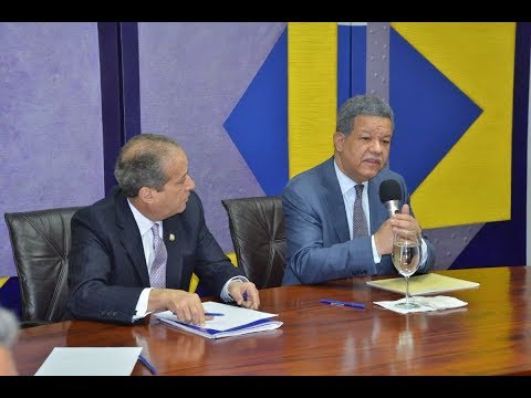 El presidente del PLD, Leonel Fernández, escucha a dirigentes de la organización política