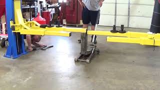 Leveling the arms on a car lift