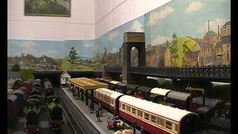 TRIANG BLUE 4-4-2 CR,TRIANG,SR L1,WRENN 8F,TRIANG B12 ALL RUN TOGETHER.