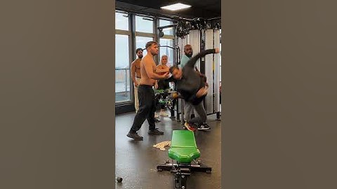 When Bro got your back at the gym🤯#comedy #funny #fail #mrsus #patrox #workout #training #chestday
