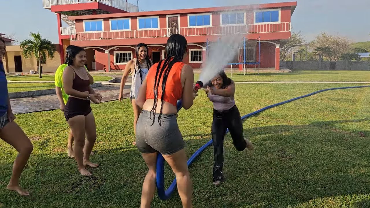 Reina le puso la presión de agua en la cara a nelly 😱.