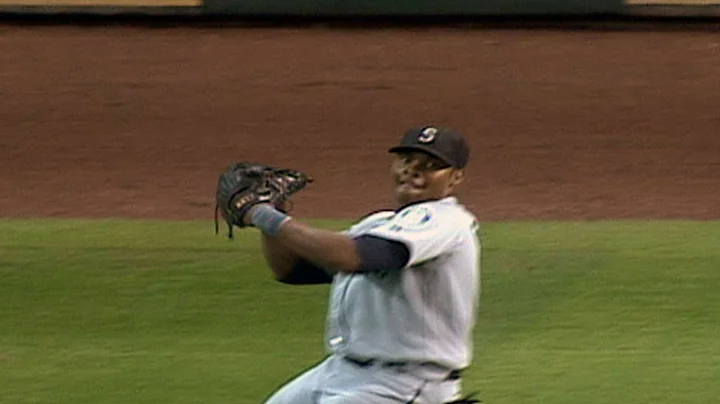 SEA@HOU: Guillen throws out Berkman at third