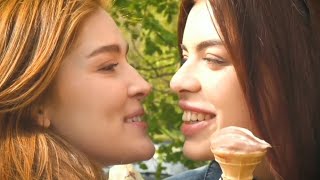 girl kissing each other in public 😍