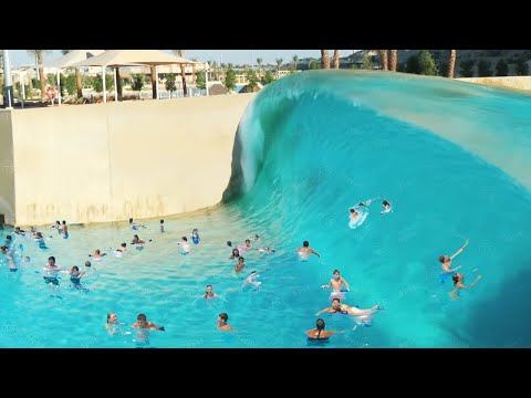 Una ola gigante se trago a todos en la piscina...😰