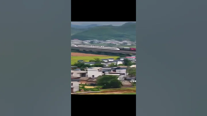 镜头记录下高铁超越火车的画面，超震撼！ 网友：高铁引领中国速度，普铁彰显中国温度，都只管一路向前吧！ - 天天要闻