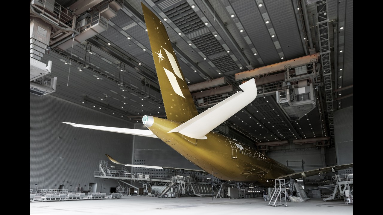 Starlux Airlines ya tiene pintados los Airbus A350 dorado y plateado de la colaboración con Hajime Sorayama