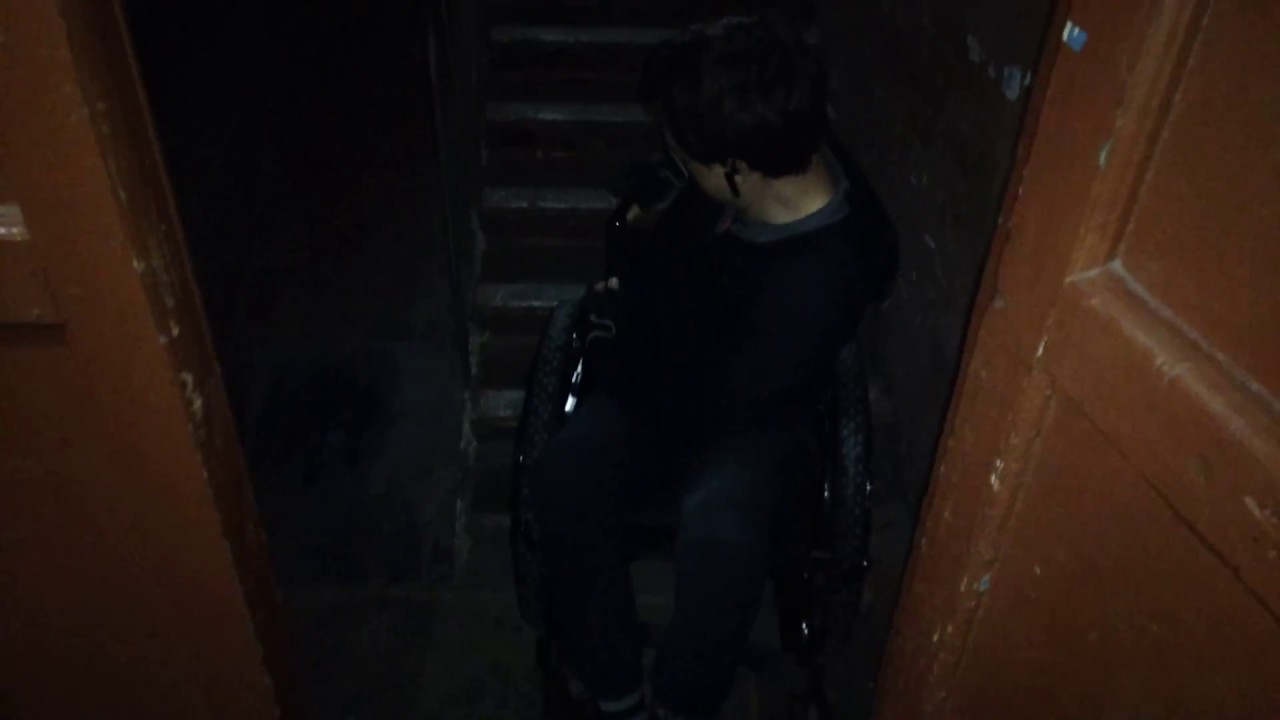 Как самостоятельно подниматься по лестнице на инвалидной коляске - YouTube