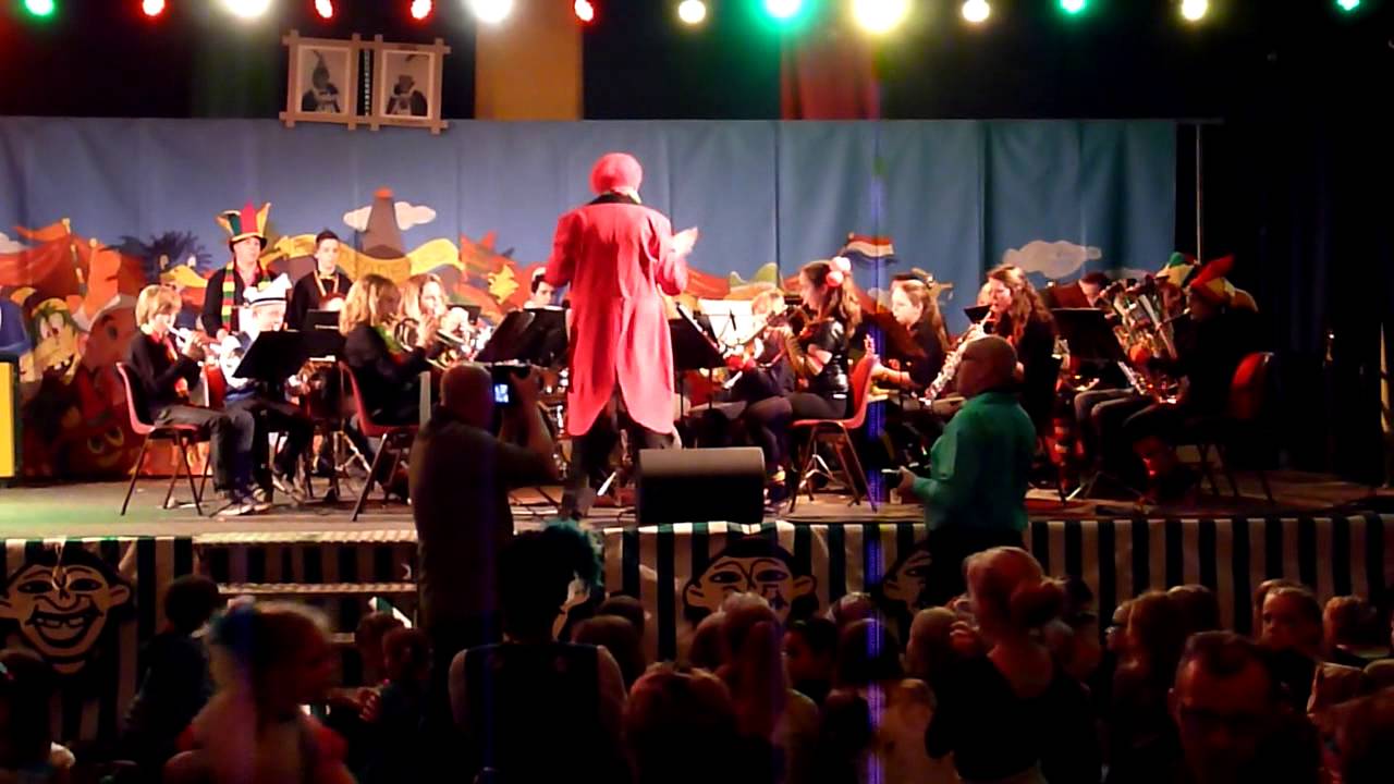 Jeugdorkest tijdens jeugdpronkzitting Belhamels Bergen lb 2014