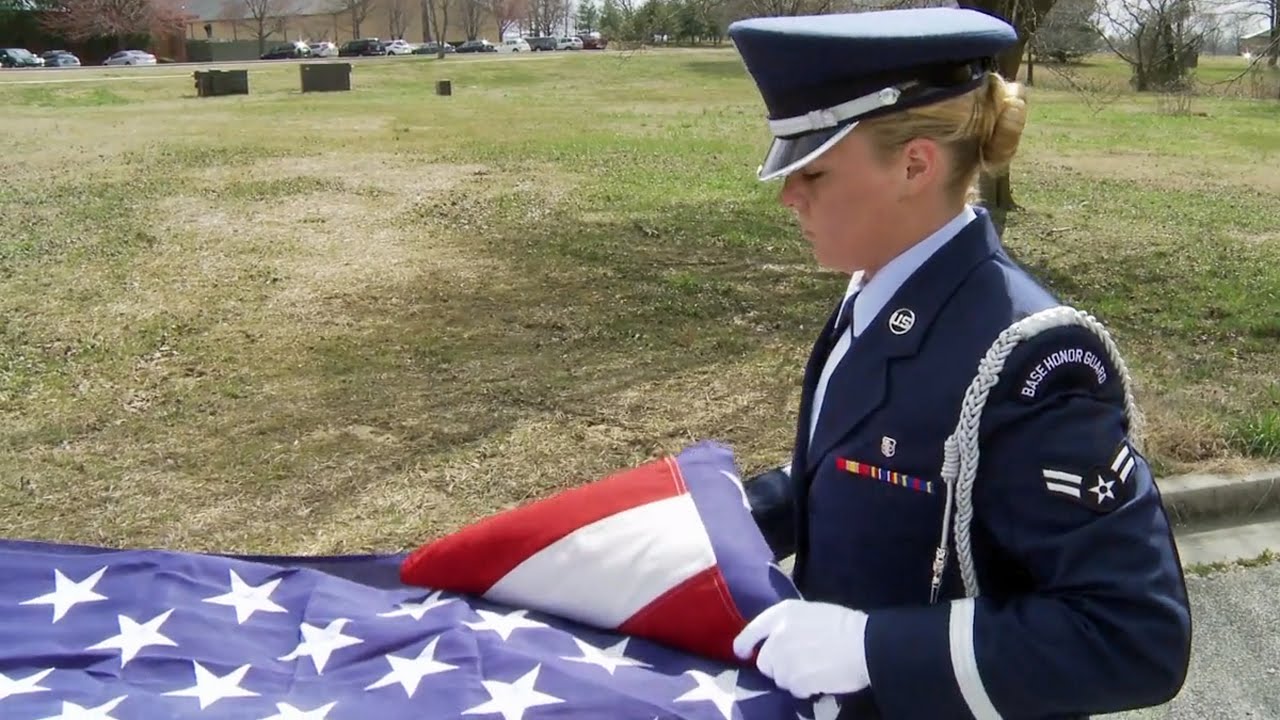 お葬式での星条旗の折りたたみ方 アメリカ空軍儀仗隊 Youtube