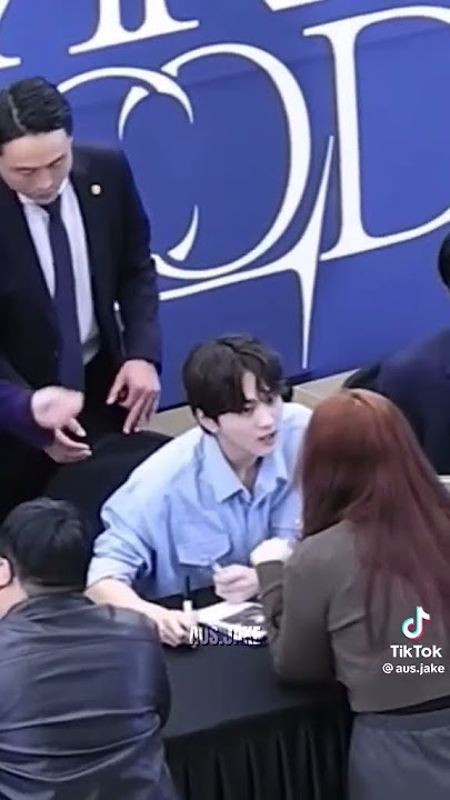 Jungwon speaking with an engene at the fan sign event #enhypen #jungwon