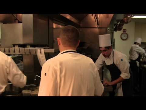 Видео: Eleven Madison Park трансформирует свою кухню, отмеченную звездой Мишлен, чтобы накормить жителей Нью-Йорка, нуждающихся во время COVID-19