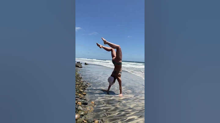 Handstands on the beach 🙌🏼 #handstands