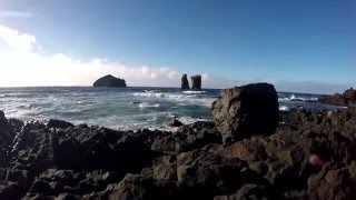 Küste und Strand von Mosteiros (Sao Miguel, Azoren) und die Ilhéus dos Mosteiros