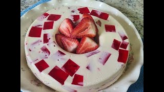 Deliciosa gelatina de fresas con crema con pocos ingredientes