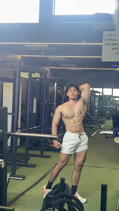 Handsome Filipino Hunk Flexing On Mirror (@leojjj25)