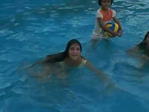 chicas en la piscina