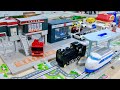 トミカプラレールブロック はたらくくるまを組み立て！坂道走行・トミカタウンに駐車☆パネルワールドの街を新幹線&機関車が走行