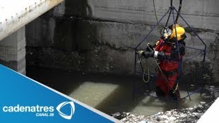 Buzo se sumerge en aguas negras para mantener libre de objetos el drenaje de México